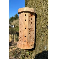 Abri à abeilles solitaires "Happy Bees" – Bois de Mélèze - Europlay Abri à abeilles solitaires "Happy Bees" – Bois de Mélèze - Europlay